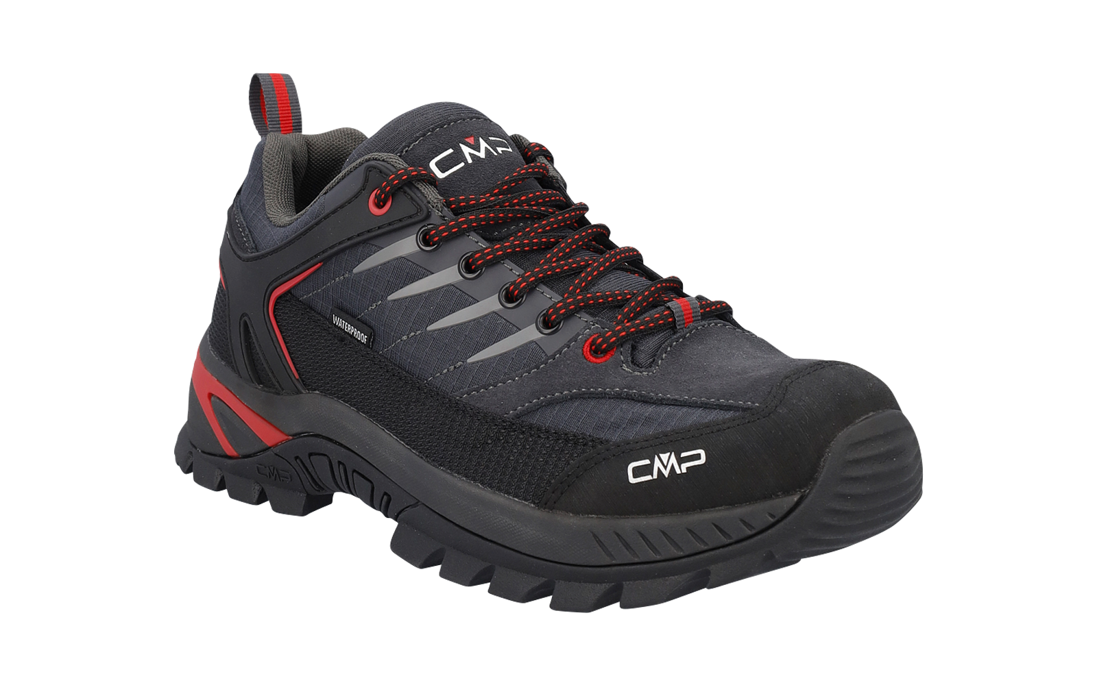 Un'unica scarpa bassa grigio scuro-nera con dettagli rossi, stringhe rosse con motivo nero, logo CMP sulla linguetta e sul lato, suola tassellata spessa e anello sul tallone