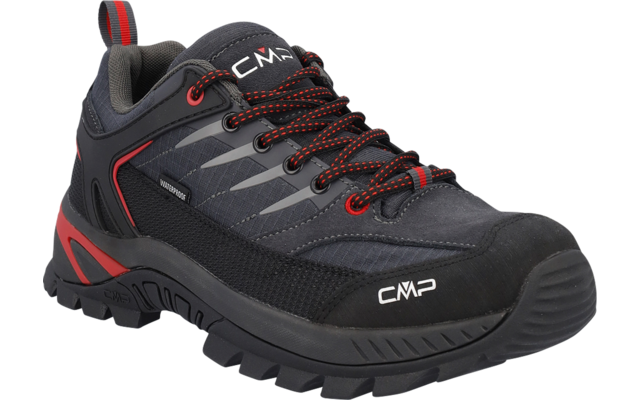 Un'unica scarpa bassa grigio scuro-nera con dettagli rossi, stringhe rosse con motivo nero, logo CMP sulla linguetta e sul lato, suola tassellata spessa e anello sul tallone