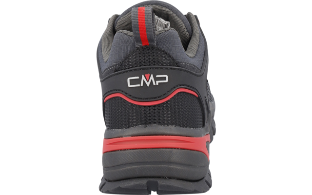 Vista posteriore di una scarpa grigia con suola nera, dettagli rossi e logo CMP sul tallone