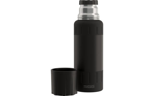 Schwarze Thermosflasche mit silbernem Schraubverschluss und einem daneben stehenden schwarzen Becher, Markenaufdruck SIGG unten