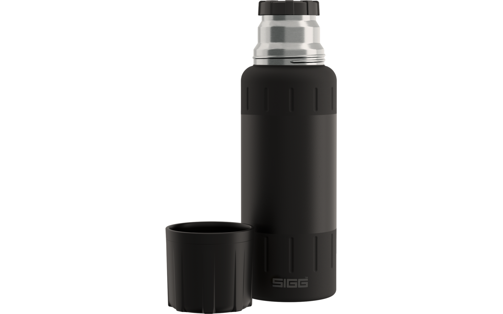 Schwarze Thermosflasche mit silbernem Schraubverschluss und einem daneben stehenden schwarzen Becher, Markenaufdruck SIGG unten