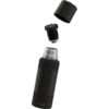 Schwarze Thermosflasche mit abgenommenem Schraubdeckel und innerem Stopfen, metallischer Flaschenhals sichtbar