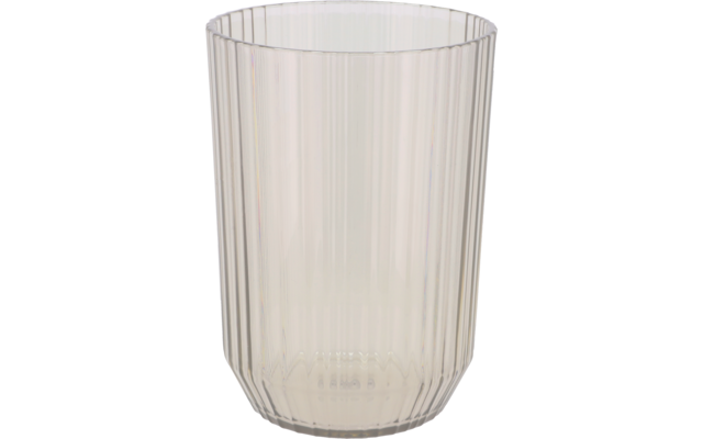 Leeres klares Trinkglas mit vertikalen Rillen und abgerundetem Boden
