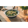 Bol de salade verte avec des couverts sur une table en bois