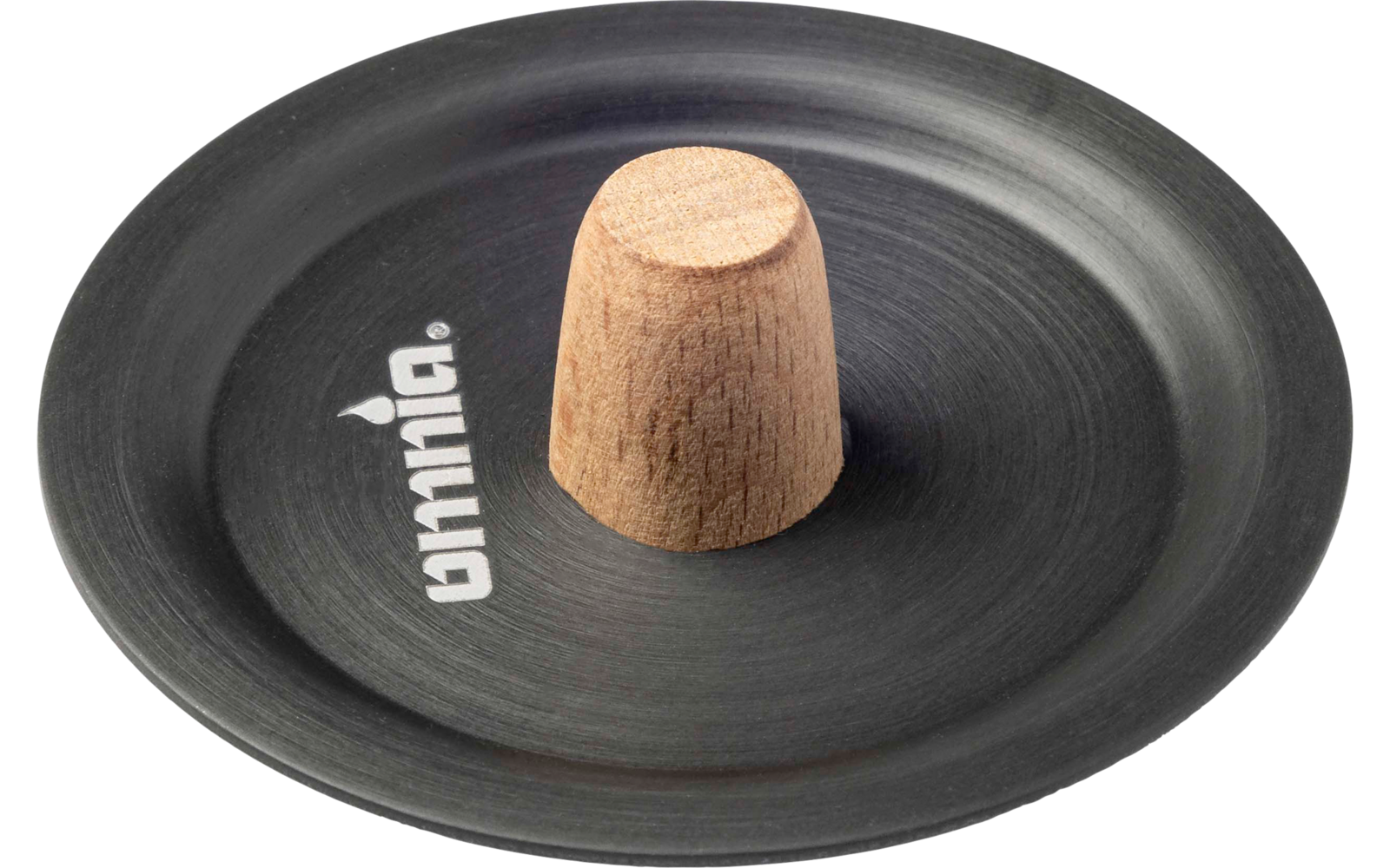 Assiette métallique ronde noire à bord relevé, au centre une cheville en bois brun clair, inscription blanche 'omnia' sur la plaque