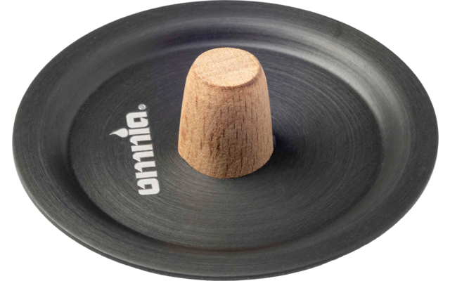 Assiette métallique ronde noire à bord relevé, au centre une cheville en bois brun clair, inscription blanche 'omnia' sur la plaque