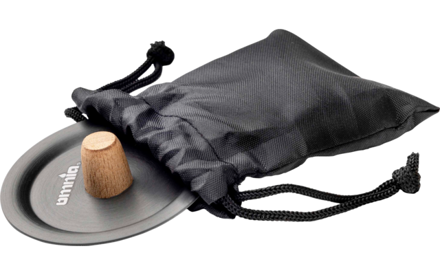 Disque métallique rond gris avec inscription blanche, bouchon conique en bois, poche noire à cordon