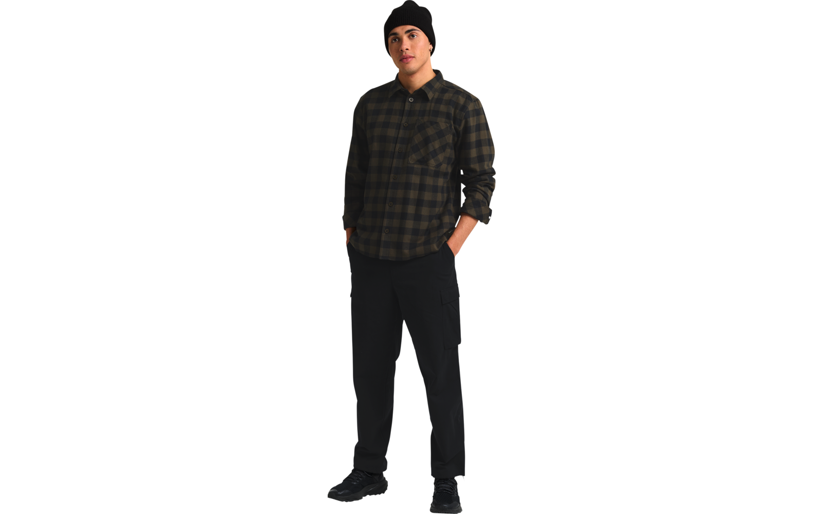 Mann mit schwarzer Mütze, karierter Jacke und schwarzer Hose stehend