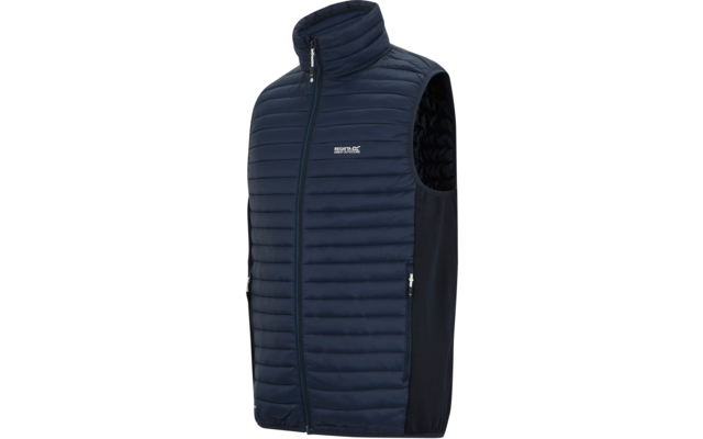 Donkerblauwe doorgestikte mouwloze bodywarmer met ritssluiting over de volle lengte, opstaande kraag, gladde zijpanelen en wit logo op de linkerborst