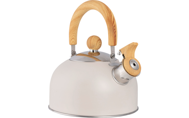 Cremekleurige waterketel met gebogen houten handvat, houten dekselknop en schenktuithendel, metalen rand, witte achtergrond