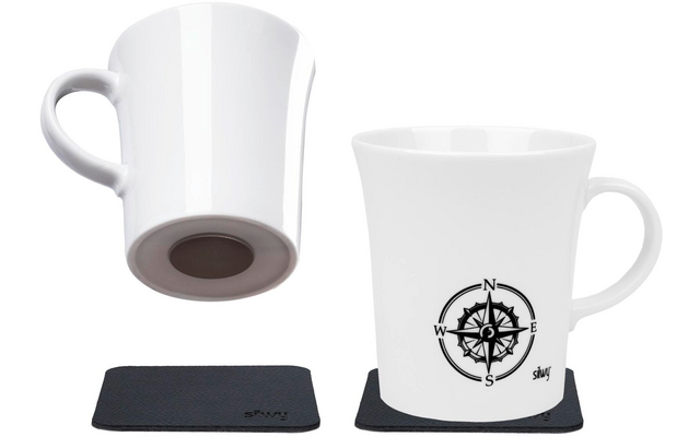 Weißer Becher mit Kompass-Design auf schwarzer Unterlage, Becher von unten und vorne sichtbar