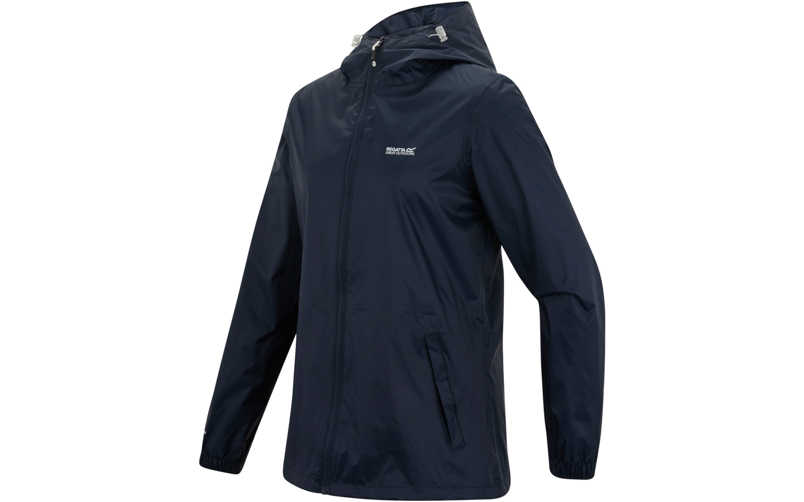 Giacca blu scuro leggermente lucida con cappuccio fisso, zip centrale, due tasche laterali, polsini elastici e piccolo logo bianco sul petto