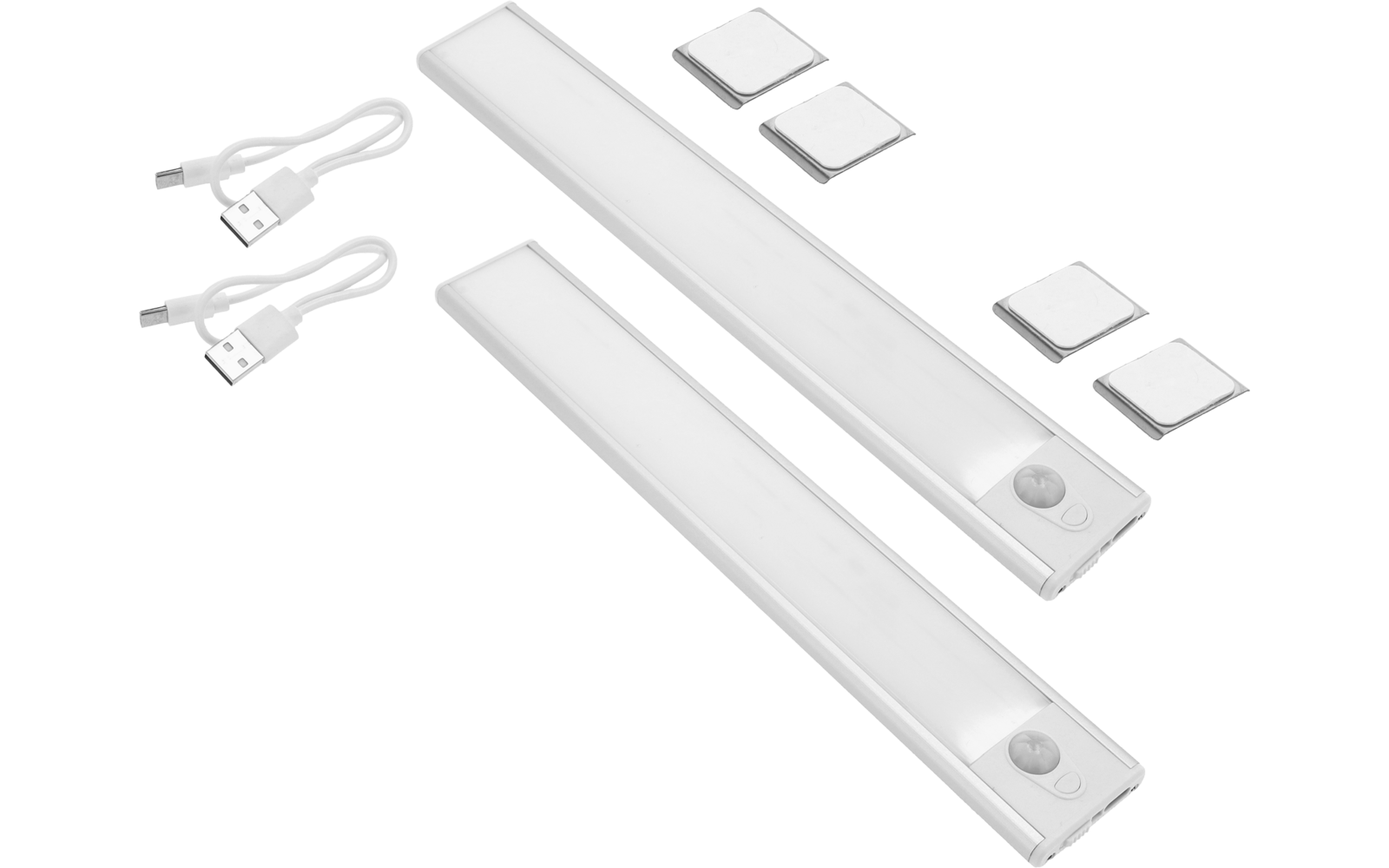 Zwei weiße längliche Leisten mit durchscheinender Abdeckung und einer runden Aussparung an einem Ende, vier kleine quadratische weiße Platten und zwei weiße Kabel mit USB-Steckern