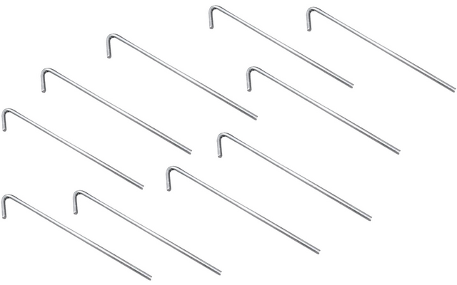 Mehrere gebogene silberne Metallstangen auf weißem Hintergrund, diagonal angeordnet