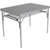 Ein quadratischer grauer Tisch aus Metall mit vier Beinen