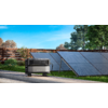 Solaranlage mit mehreren Modulen und einer Sitzbank im Vordergrund, umgeben von Gras und Bäumen