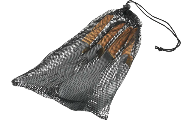 Drie keukenmessen met bruine handvatten in een zwarte opbergzak met trekkoord