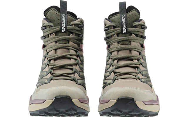 Paar grün-braune Wanderstiefel von vorne