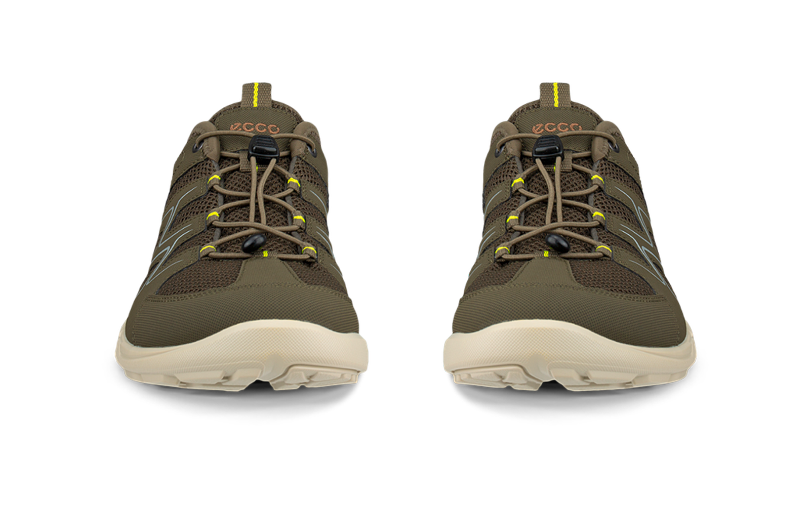 Dos zapatos marrón verdoso vistos de frente, suelas claras, detalles amarillos en los cordones, 'ecco' en la lengüeta