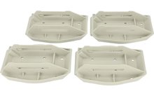 Vier identieke grijze kunststof beugels naast elkaar op een witte achtergrond