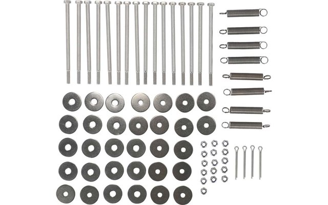 Verschillende schroeven, veren, ringen en moeren gerangschikt op een witte achtergrond