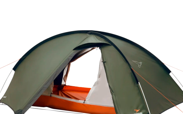 Tenda verde con interno arancione su sfondo bianco