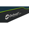 Dunkles Stoffpaneel mit weißem Outwell-Logo und sichtbaren Texten 'explore the outdoors' und 'COMPACT SKY 4'; obere Kante mit neongrüner Paspel, unterer Rand zeigt weißen Hintergrund