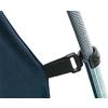 Nahaufnahme eines schwarzen Nylonbands mit schwarzer Kunststoffsteckschnalle, befestigt an dunkelblauem Stoff, daneben ein silberner Metallstab mit grauem, kariertem Kunststoffüberzug