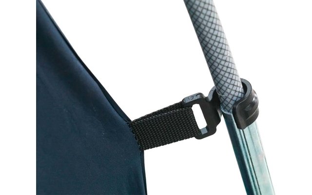 Nahaufnahme eines schwarzen Nylonbands mit schwarzer Kunststoffsteckschnalle, befestigt an dunkelblauem Stoff, daneben ein silberner Metallstab mit grauem, kariertem Kunststoffüberzug