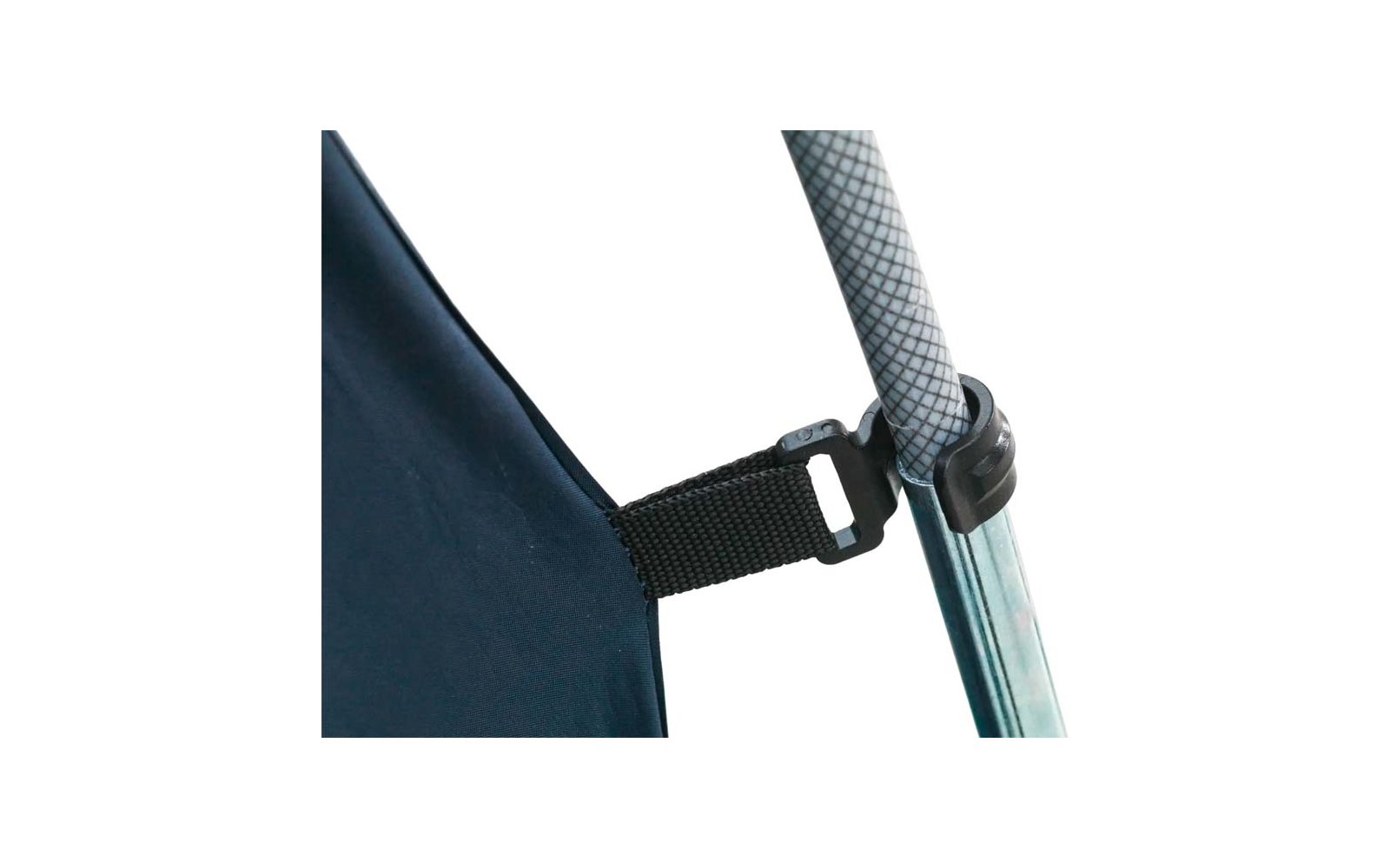 Nahaufnahme eines schwarzen Nylonbands mit schwarzer Kunststoffsteckschnalle, befestigt an dunkelblauem Stoff, daneben ein silberner Metallstab mit grauem, kariertem Kunststoffüberzug