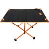 Kleine vierkante lage tafel met zwarte stofplaat en oranje metalen frame, vier gekruiste poten met kleine zwarte ronde voetjes, oranje rand en hoeklabel