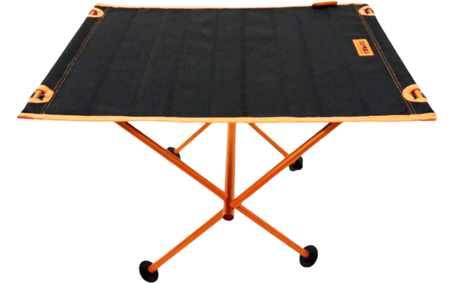 Kleine vierkante lage tafel met zwarte stofplaat en oranje metalen frame, vier gekruiste poten met kleine zwarte ronde voetjes, oranje rand en hoeklabel