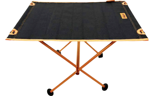 Kleiner quadratischer Tisch mit schwarzer Stofffläche und orangefarbenem Metallgestell, vier gekreuzte Beine mit kleinen schwarzen runden Füßen, orange Saum und Etikett in der Ecke