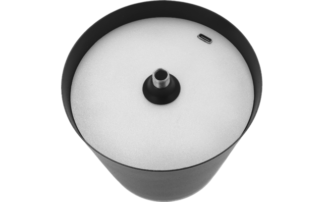 Draufsicht auf einen runden schwarzen Zylinder mit weißer Innenfläche, mittig metallischer, gewindeter Anschluss und kleiner rechteckiger Schlitz am Rand