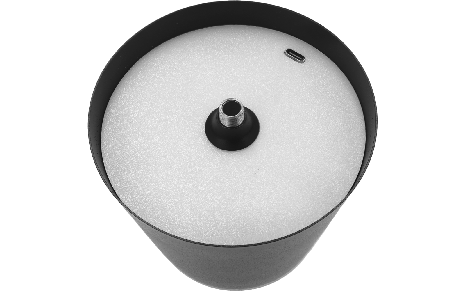 Draufsicht auf einen runden schwarzen Zylinder mit weißer Innenfläche, mittig metallischer, gewindeter Anschluss und kleiner rechteckiger Schlitz am Rand