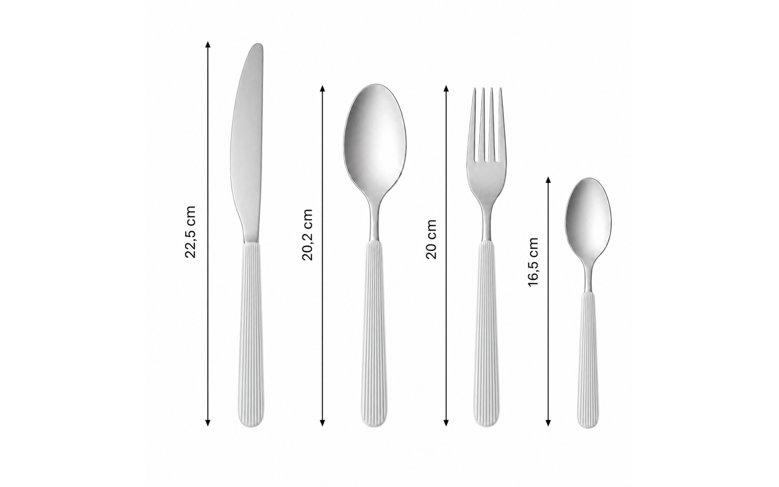 Vier bestekstukken (mes, eetlepel, vork, theelepel) naast elkaar op witte achtergrond, elk met verticale pijlen en lengteaanduidingen: 22.5 cm; 20.2 cm; 20 cm; 16.5 cm