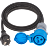 Aufgewickeltes schwarzes Kabel mit schwarzem Stecker mit zwei runden Stiften und blauem dreipoligem Kupplungsstecker mit offenem Klappdeckel