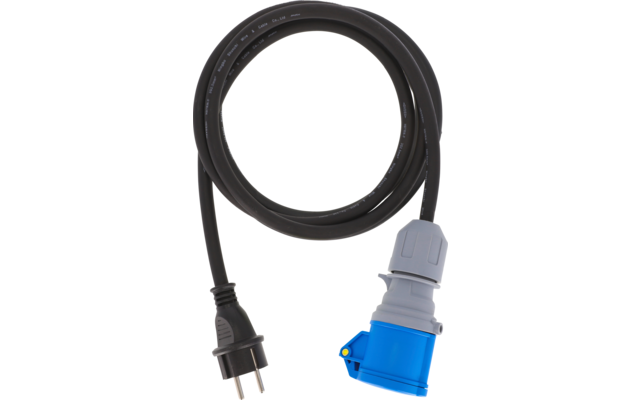 Schwarzes, aufgewickeltes Stromkabel mit schwarzem Stecker mit zwei runden Metallstiften und blauem Industriestecker mit grauem Knickschutz