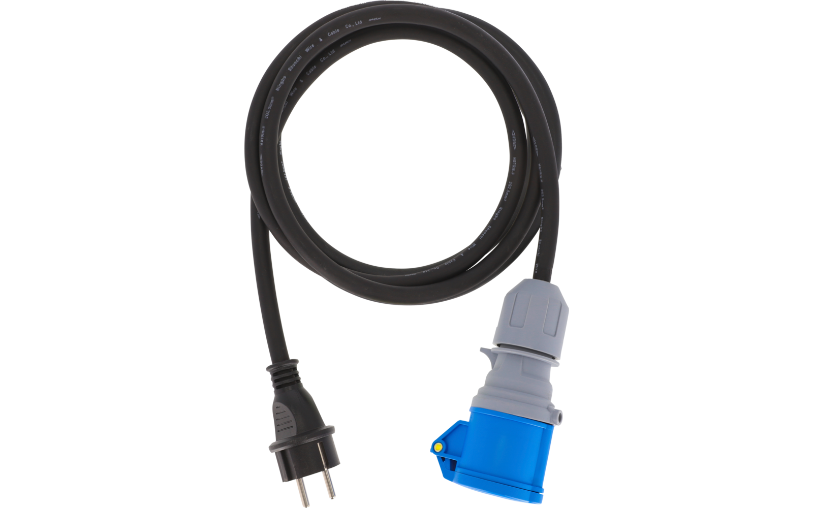 Schwarzes, aufgewickeltes Stromkabel mit schwarzem Stecker mit zwei runden Metallstiften und blauem Industriestecker mit grauem Knickschutz