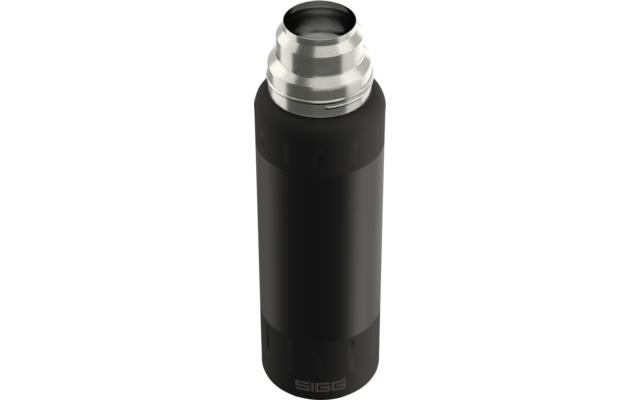 Schwarze Flasche mit sichtbarer metallischer Trinköffnung oben, gerippte Bereiche oben und unten, Schriftzug 'SIGG' am unteren Rand