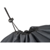 Tissu gris froncé à texture visible avec cordon noir et bloque-cordon en plastique rond sur fond blanc