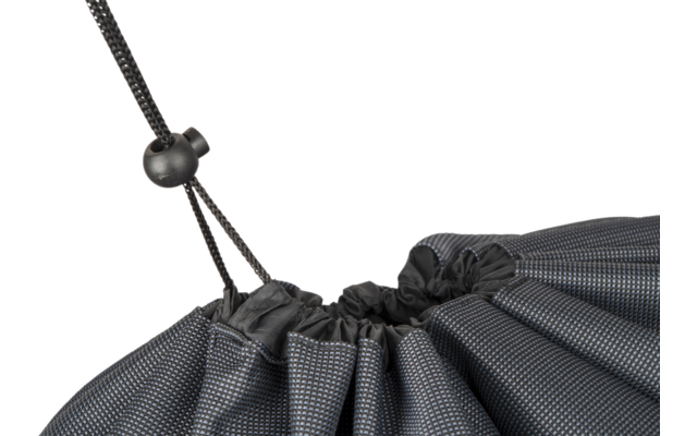 Tissu gris froncé à texture visible avec cordon noir et bloque-cordon en plastique rond sur fond blanc