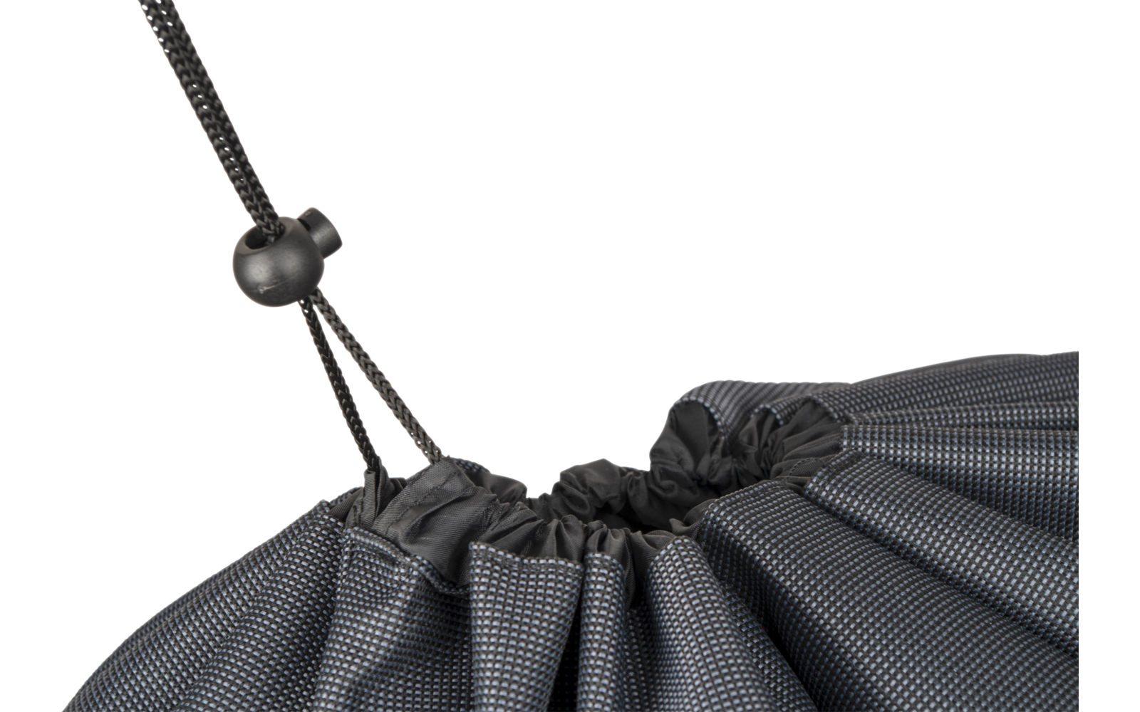 Tissu gris froncé à texture visible avec cordon noir et bloque-cordon en plastique rond sur fond blanc