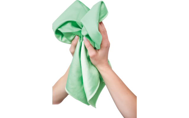 Zwei Hände, die ein hellgrünes Tuch auswringen