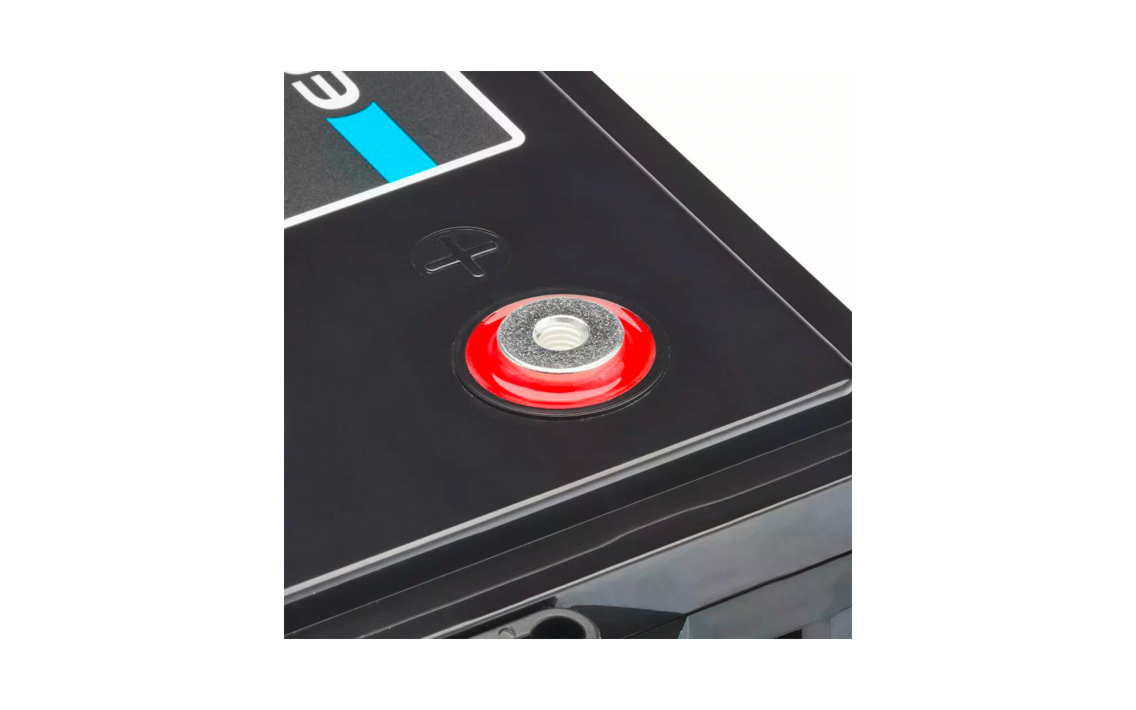 Nahaufnahme eines roten Knopfes auf einem schwarzen Gerät mit einem blauen und weißen Symbol daneben