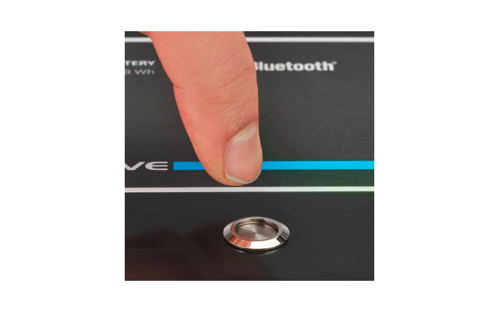 Finger berührt einen roten Knopf auf einem schwarzen Gerät mit blauer LED-Anzeige