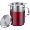 Pichet en verre transparent contenant un liquide rouge, infuseur en maille inox inséré dans le bord, couvercle en acier inox posé à côté