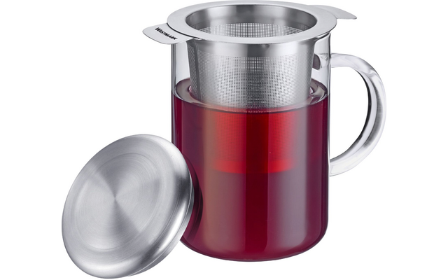 Pichet en verre transparent contenant un liquide rouge, infuseur en maille inox inséré dans le bord, couvercle en acier inox posé à côté
