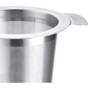 Infuseur à thé en acier inoxydable, corps cylindrique finement perforé, large bord et petite languette plate sur fond blanc