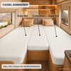 Interieur van een camper met drie naast elkaar geplaatste matrassen (enkele matrassen links en rechts, middenstuk), kussens, ramen met bergzicht, houten kasten en gordijnen, met getoonde labels en pijlen